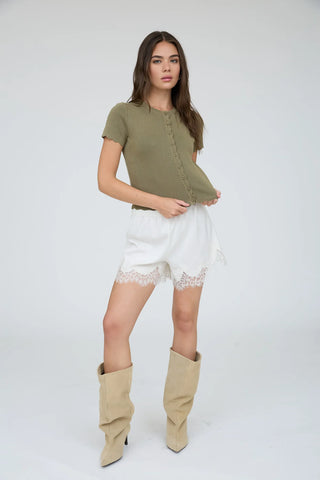 SCALLOPED SHORT SLEEVE BUTTON DOWN