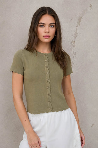 SCALLOPED SHORT SLEEVE BUTTON DOWN